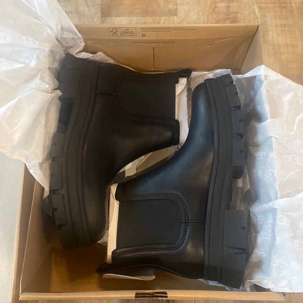 UGG Ashton Chelsea Boots
